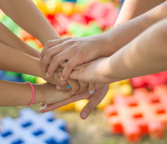 Famiglie sempre più connesse, in Italia il 95% comunica online Famiglie pixabay