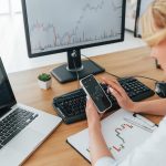 Trading ed AI: gli investimenti passano per gli AI Agents trading online - motion array