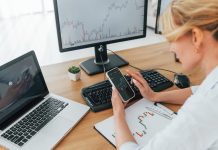 Trading ed AI: gli investimenti passano per gli AI Agents trading online - motion array