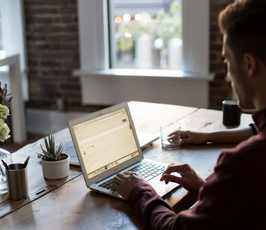 Smart working, nuova stretta sulle PMI: solo 3 aziende su 10 si stanno adeguando e-mail personalizzato - lavoro - smart working - unplash