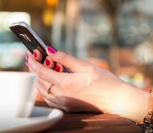 Navigare da smartphone: per il 50% è una corsa ad ostacoli tra pubblicità e pop up autenticazione push mobile - smartphone - navigare da smartphone pexel pixabay
