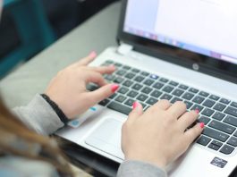 Girls in Digital Week 2026: nuovo format dedicato ai docenti Girls in Digital Week 2026 - pc - smart working - pexels