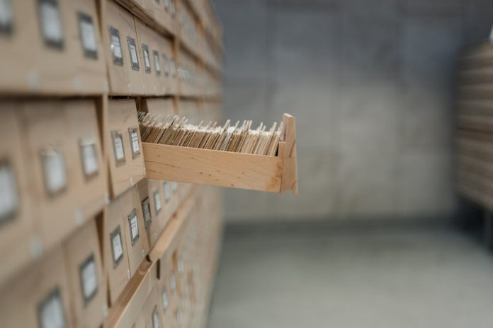 archiviare i dati - archivio - biblioteca - pexels archiviare i dati - archivio - biblioteca - pexels