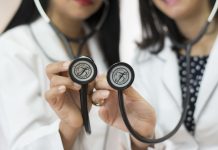 Dottor Algoritmo: perché il 60% degli utenti consulta l’IA per la salute salute medicina dottori pixabay