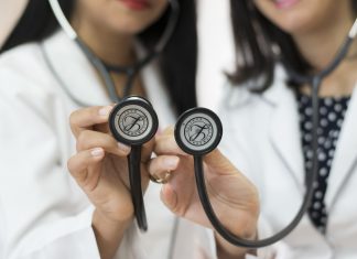 Dottor Algoritmo: perché il 60% degli utenti consulta l’IA per la salute salute medicina dottori pixabay