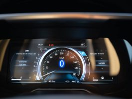 La guida autonoma - auto connected car pexels