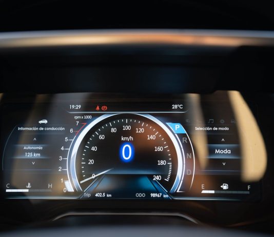 La guida autonoma - auto connected car - Connected Vehicle pexels