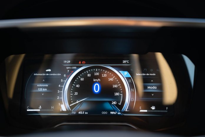 La guida autonoma - auto connected car pexels