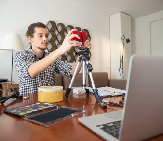 Creator economy, nuove regole AGCOM: responsabilità estesa a brand e agenzie, rischio sanzioni fino a 600mila euro Creator economy