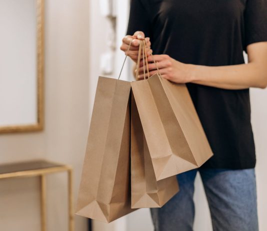 Acquisti: l’82% dei consumatori usa strumenti intelligenti per decidere cosa comprare acquisti ecommerce pexels