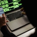 Gli hacker usano simboli di testo per creare codici QR dannosi hacker malware - PEXELS