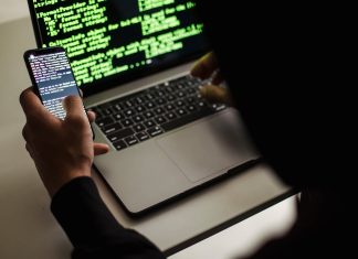 Gli hacker usano simboli di testo per creare codici QR dannosi hacker malware - PEXELS