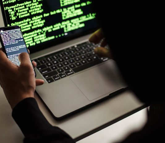 Gli hacker usano simboli di testo per creare codici QR dannosi hacker malware - PEXELS