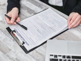AI nel settore assicurativo danni: i primi utilizzatori registrano una crescita dei ricavi superiore del 21% settore assicurativo pexels