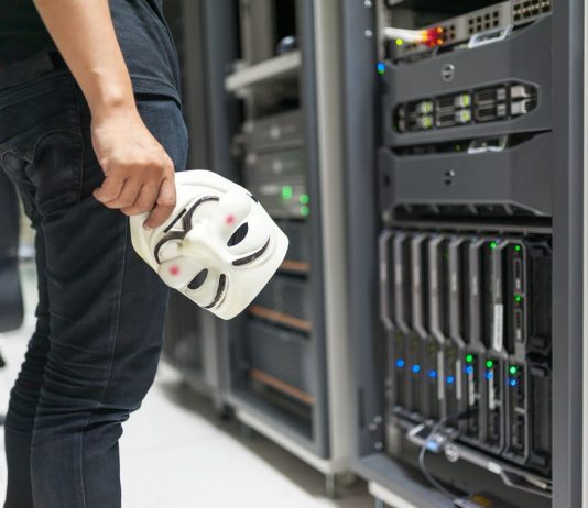 Data Poisoning: cos’è e perché rappresenta una minaccia crescente per il settore finanziario Data Poisoning hacker pexels