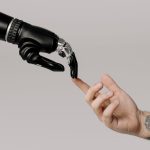 Il futuro del lavoro: non sostituzione ma collaborazione con l’IA uomo AI lavoro pexels