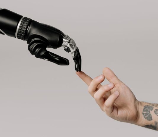AI e lavoro: licenziare oggi costa caro uomo AI lavoro pexels