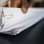 Bandi pubblici: Innovation Plaza ne automatizza la verifica con l’AI bandi pubblici fogli documenti pexels