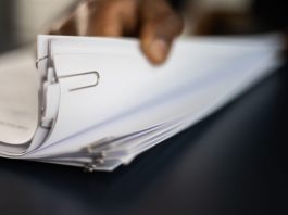 Bandi pubblici: Innovation Plaza ne automatizza la verifica con l’AI bandi pubblici fogli documenti pexels
