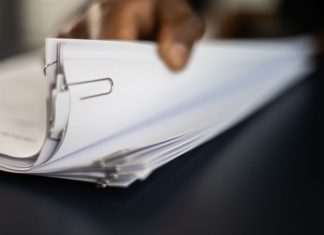 Bandi pubblici: Innovation Plaza ne automatizza la verifica con l’AI bandi pubblici fogli documenti pexels