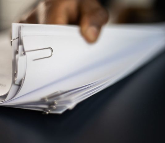 Bandi pubblici: Innovation Plaza ne automatizza la verifica con l’AI bandi pubblici fogli documenti pexels