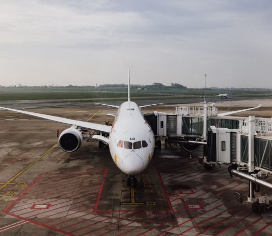 Aeroporti “invisibili”: la progettazione che nasconde la tecnologia dietro il comfort Aeroporti aereo aereoporto pexels