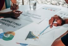 Il marketing ha smesso di scegliere i tool. Ora governa gli agenti. digital marketing pexels