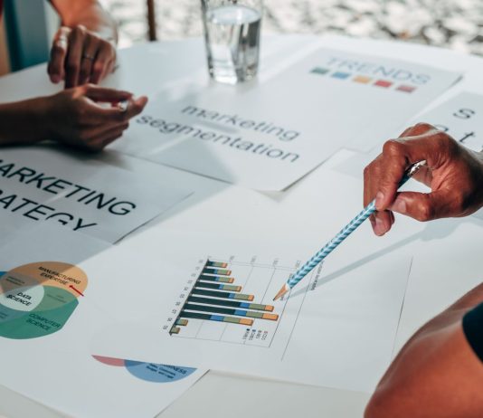 Il marketing ha smesso di scegliere i tool. Ora governa gli agenti. digital marketing pexels