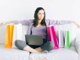 Shopping e AI in Italia: il 47% dei consumatori già assistito dall’intelligenza artificiale shopping online ecommerce e-commerce retail pexels