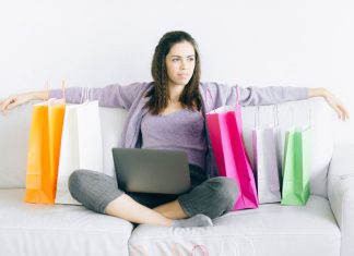 Shopping e AI in Italia: il 47% dei consumatori già assistito dall’intelligenza artificiale shopping online ecommerce e-commerce retail pexels