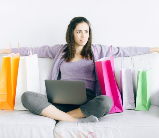 Shopping e AI in Italia: il 47% dei consumatori già assistito dall’intelligenza artificiale shopping online ecommerce e-commerce retail pexels
