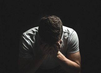L’AI riduce il burnout ma crea un “deficit di connessione” tra i dipendenti burnout preoccupazione pexels