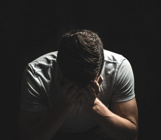 L’AI riduce il burnout ma crea un “deficit di connessione” tra i dipendenti burnout preoccupazione pexels