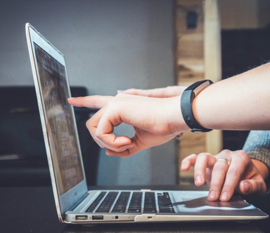 September Spike: come UNGUESS aiuta le aziende ad affrontare il picco digitale del rientro autunnale cookie pc internet - september spike unsplash
