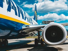 Ryanair sceglie Google Cloud: accordo quinquennale con Gemini Enterprise per 35.000 dipendenti Ryanair aereo aerei unsplash