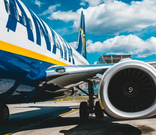 Ryanair sceglie Google Cloud: accordo quinquennale con Gemini Enterprise per 35.000 dipendenti Ryanair aereo aerei unsplash