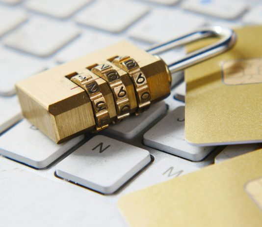 IA sul lavoro, il paradosso della privacy: quasi la metà degli italiani condivide dati sensibili dati sensibili privaxy sicurezza cybersecurity unsplash