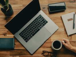 Lavoro ibrido: per 8 HR su 10 è essenziale per attrarre e trattenere i professionisti lavoro ibrido smart working unsplash