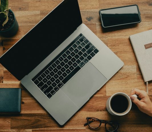 Lavoro ibrido: per 8 HR su 10 è essenziale per attrarre e trattenere i professionisti lavoro ibrido smart working unsplash
