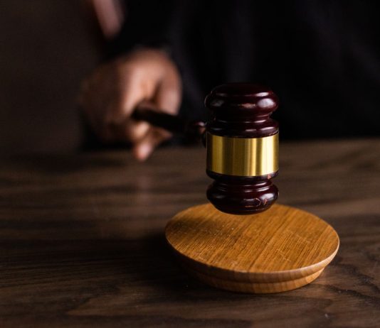 Tecniche di prompt e agenti AI: i 6 errori più comuni di avvocati e commercialisti con l’AI sentenza giudici avvocati pexels