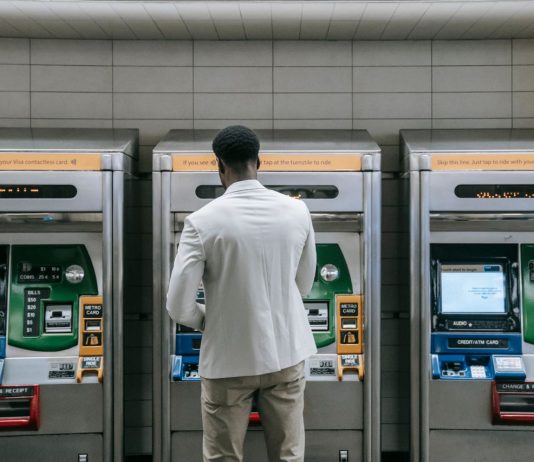 La sovranità digitale nel settore bancario Settore bancario banca banche bancomat pexels