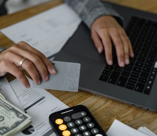 Truffa del bonifico non autorizzato: cos’è e come evitare il malware BRATA bonifico non autorizzato pagamenti online pexels
