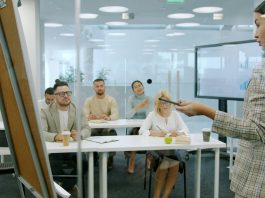 AI, meno del 15% delle aziende ha competenze adeguate per gestirne i rischi skill competenze unsplash