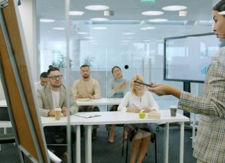 AI, meno del 15% delle aziende ha competenze adeguate per gestirne i rischi skill competenze unsplash