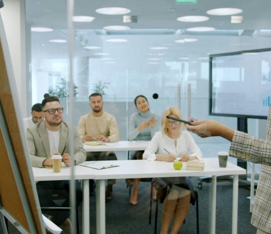AI, meno del 15% delle aziende ha competenze adeguate per gestirne i rischi skill competenze unsplash