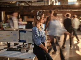 L’IA doveva farci lavorare meno, ma per l’85% dei professionisti il lavoro è aumentato lavorare meno