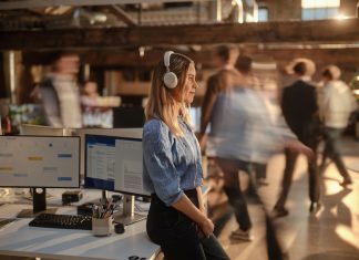 L’IA doveva farci lavorare meno, ma per l’85% dei professionisti il lavoro è aumentato lavorare meno