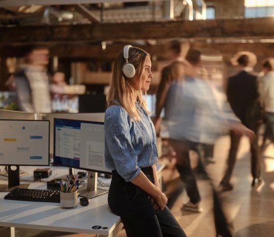 L’IA doveva farci lavorare meno, ma per l’85% dei professionisti il lavoro è aumentato lavorare meno