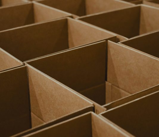 Automazione e IoT nei processi di packaging industriale Automazione e IoT pacchi unsplash