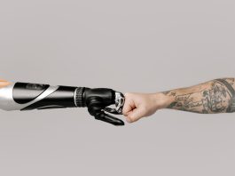 IA e controllo umano, i manager vogliono l’”human in the loop” più dei vertici human in the loop uomo robot - pexels